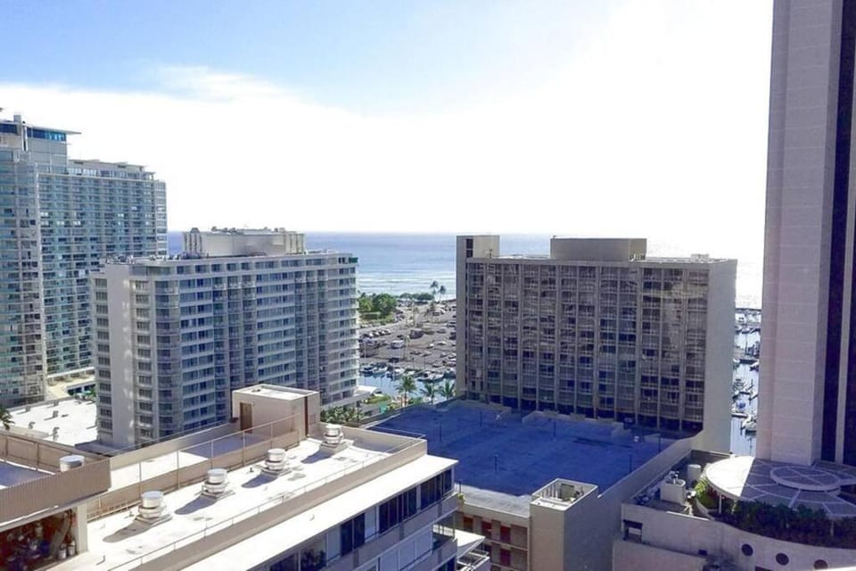 Waikiki Marina Studio, Ocean view, Free Parking & Wifi Apartment in Honolulu