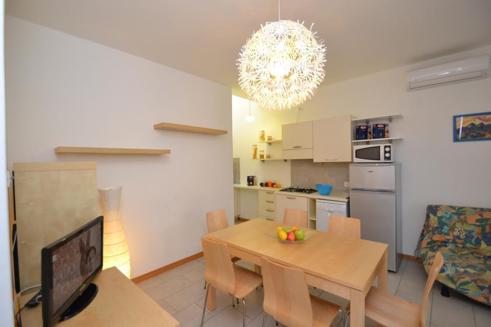 Property building, Kitchen or kitchenette, Seating area, Dining area