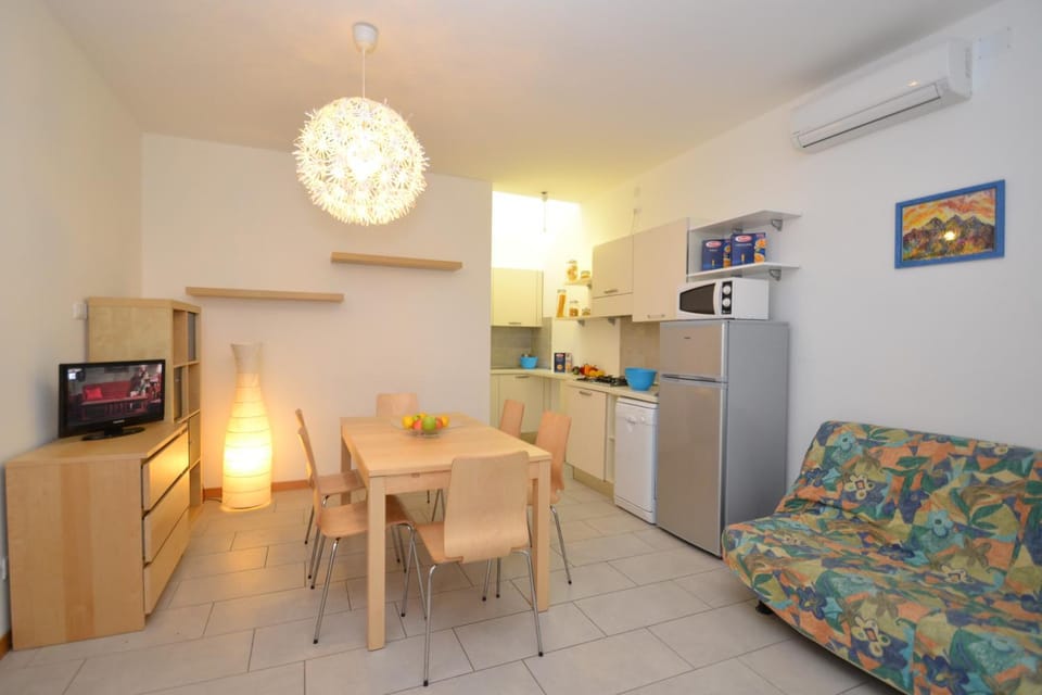 Property building, Kitchen or kitchenette, Living room, Seating area, Dining area