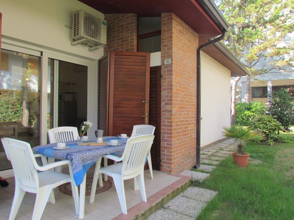 Patio, Facade/entrance, Garden, Dining area