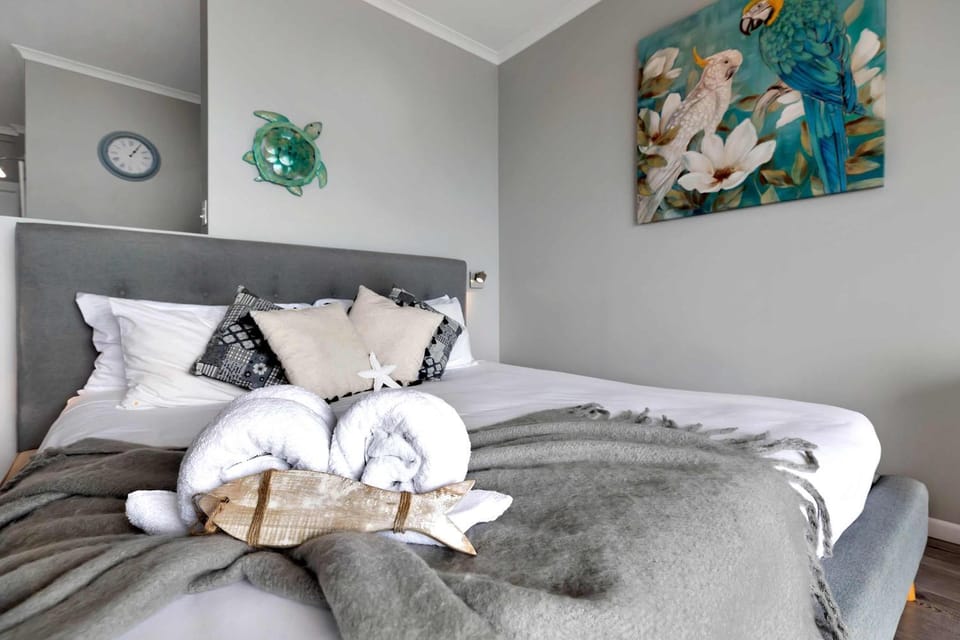 Bed, Decorative detail, towels