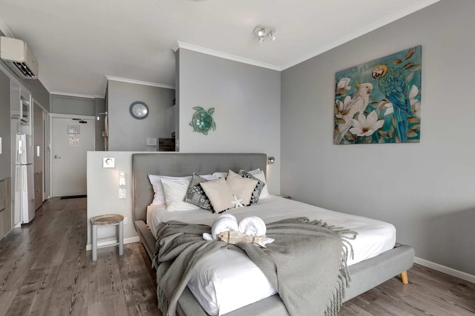 Bed, Bedroom, towels, air conditioner