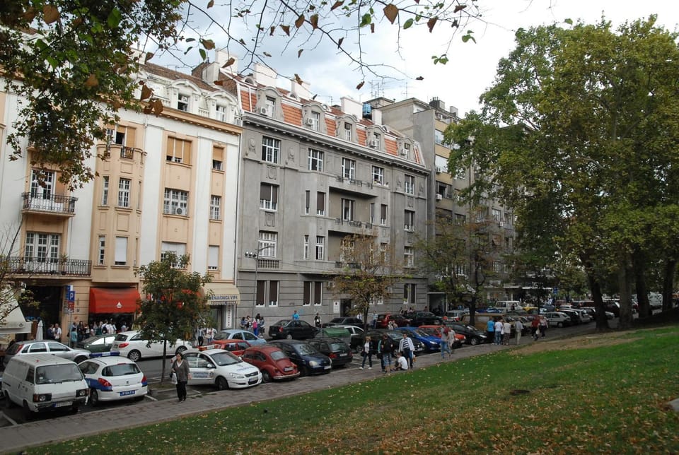 Nearby landmark, Restaurant/places to eat, Facade/entrance, Area and facilities, Supermarket/grocery shop