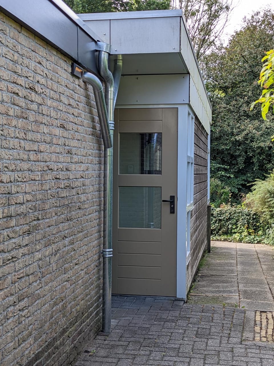Property building, Facade/entrance, Day
