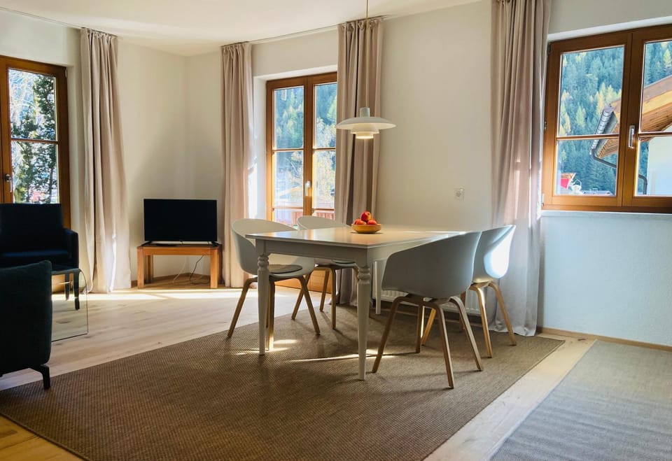 Communal lounge/ TV room, TV and multimedia, Living room, Dining area