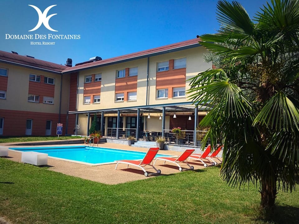 Property building, Garden, Swimming pool