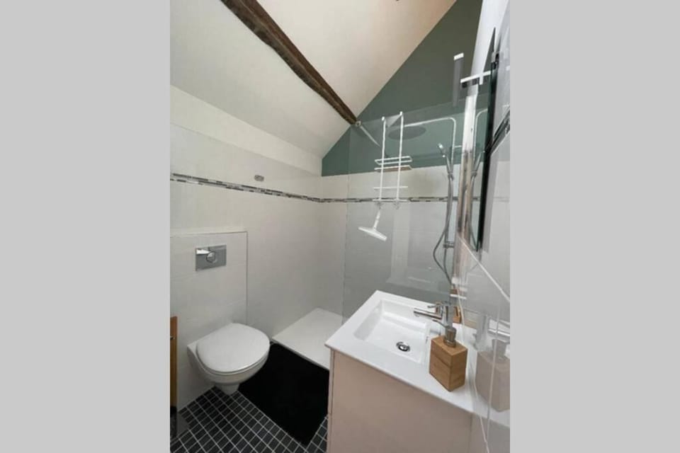Studio indépendant 2 pers - Châtillon sur Colmont la petite gare House in Pays de la Loire