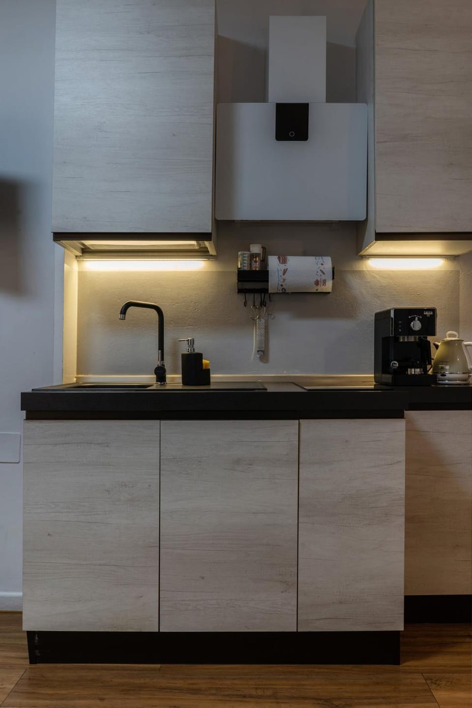 Coffee/tea facilities, Kitchen or kitchenette, stove