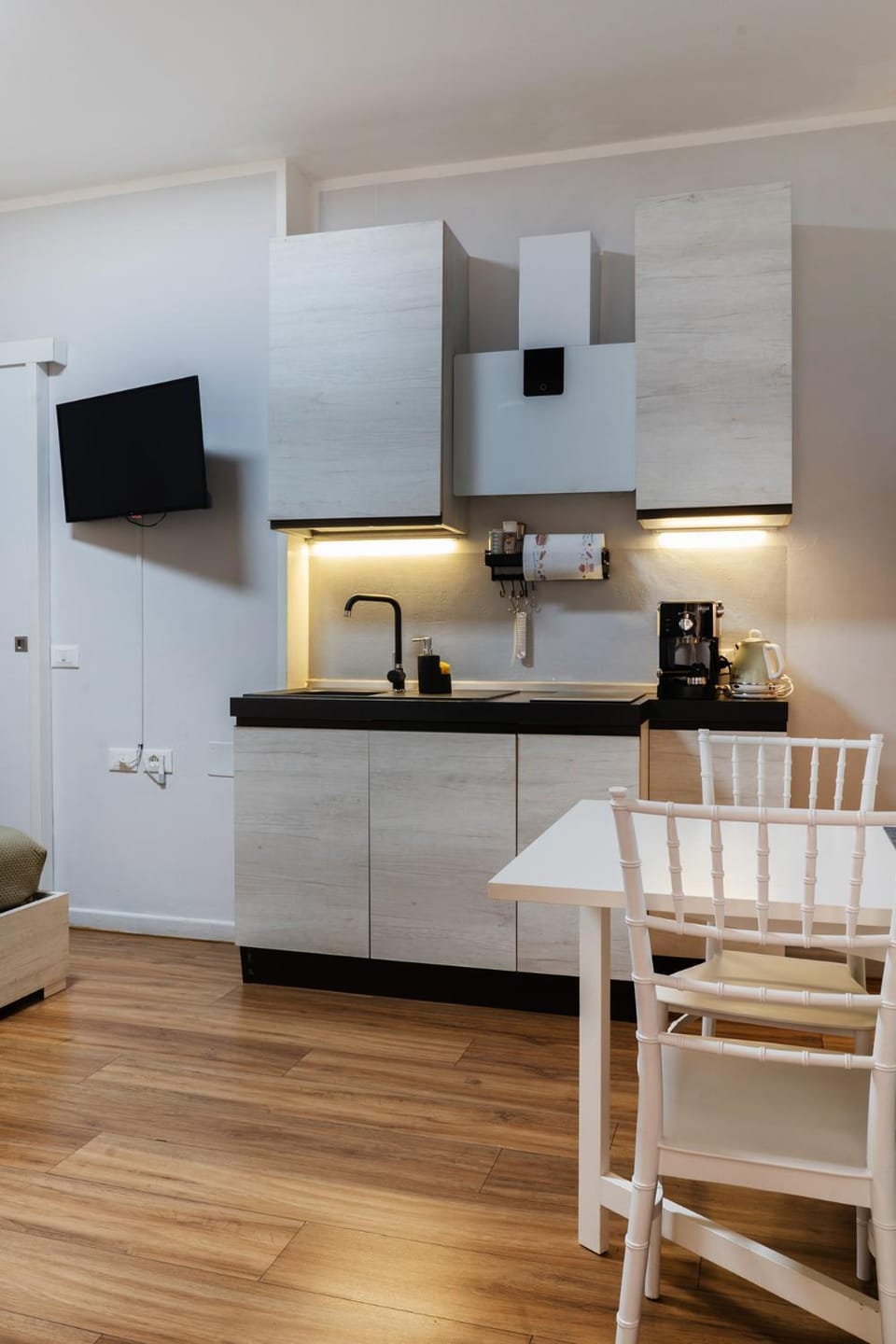 TV and multimedia, Coffee/tea facilities, Kitchen or kitchenette, Dining area, minibar, stove