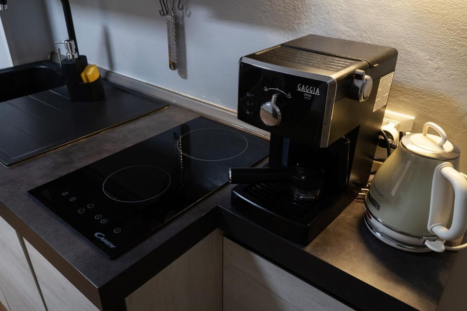 Coffee/tea facilities, Kitchen or kitchenette, stove