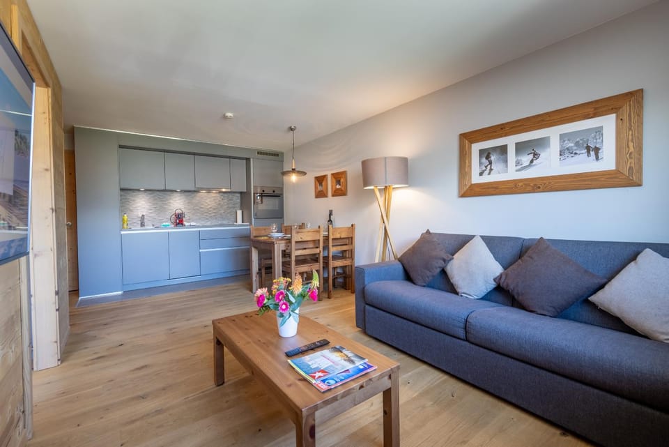 Kitchen or kitchenette, Living room, Seating area, Dining area, stove