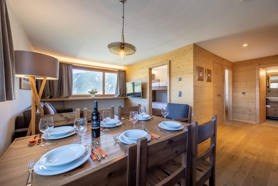 TV and multimedia, Kitchen or kitchenette, Living room, Seating area, Dining area