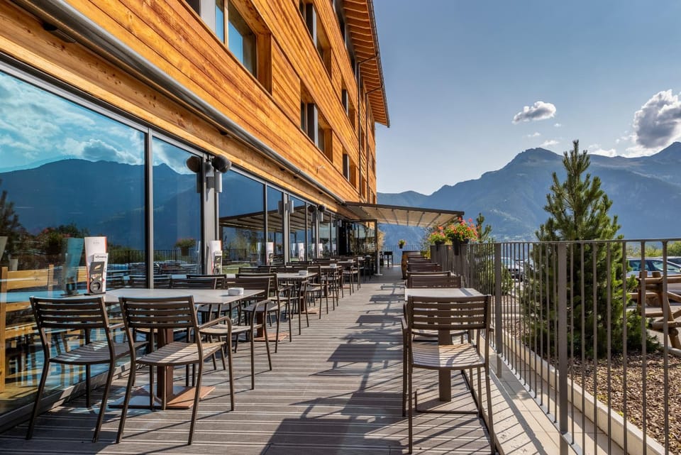 Property building, Restaurant/places to eat, Balcony/Terrace