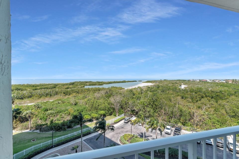 New Ownership. Beachfront. Renovated. Relax, Recharge, Unwind Apartment in Marco Island