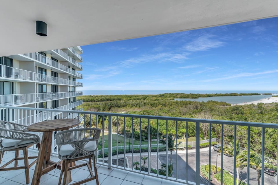 New Ownership. Beachfront. Renovated. Relax, Recharge, Unwind Apartment in Marco Island