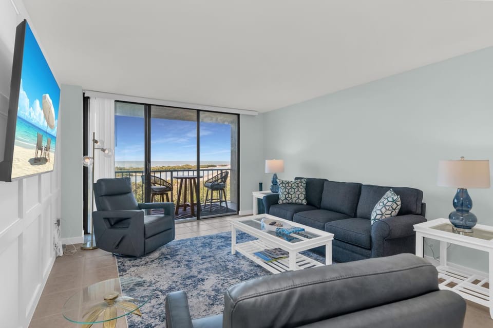New Ownership. Beachfront. Renovated. Relax, Recharge, Unwind Apartment in Marco Island