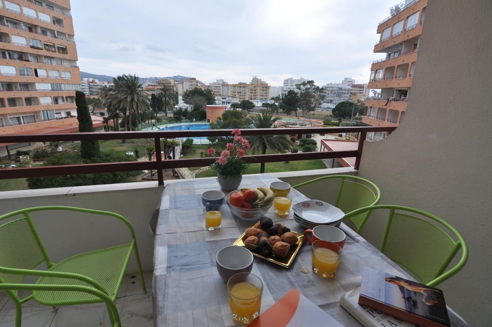 View (from property/room), Balcony/Terrace, Dining area, Pool view, Swimming pool