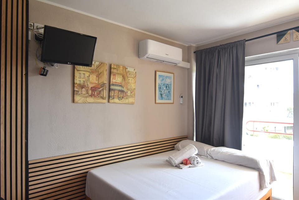 Bed, TV and multimedia, air conditioner