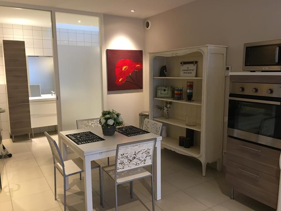 Kitchen or kitchenette, Dining area, minibar, oven, pet friendly
