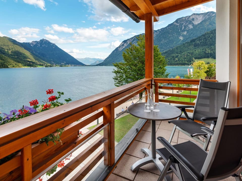 Balcony/Terrace, Lake view, Mountain view