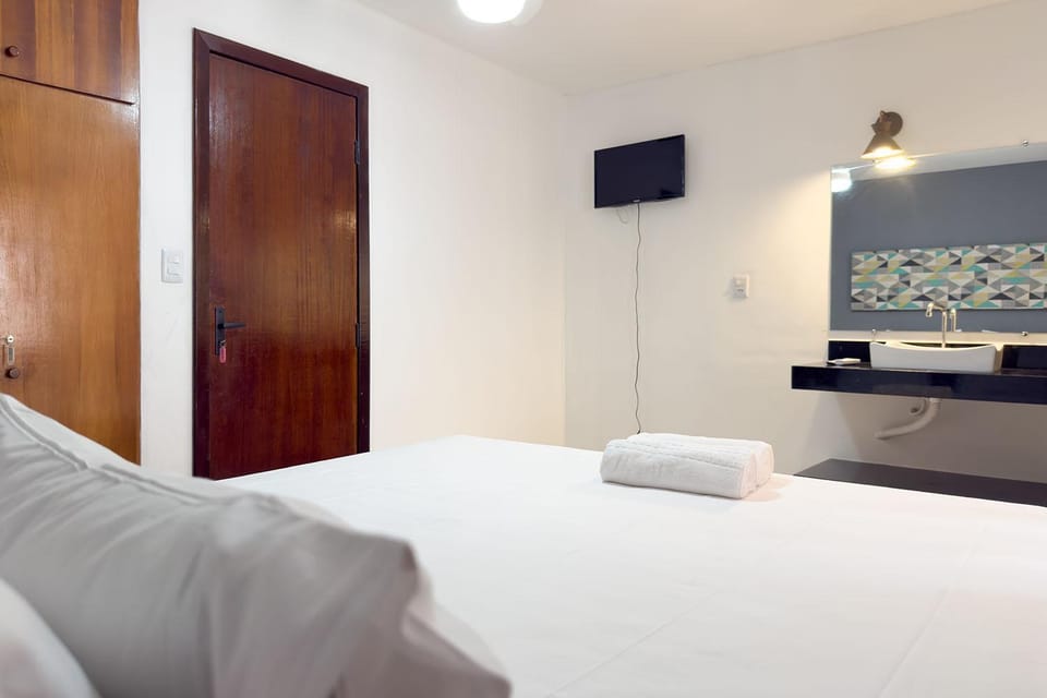 Bed, TV and multimedia, Photo of the whole room, Bedroom, towels, wardrobe