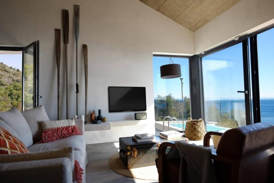 Communal lounge/ TV room, TV and multimedia, Living room, Seating area, Evening entertainment, Sea view