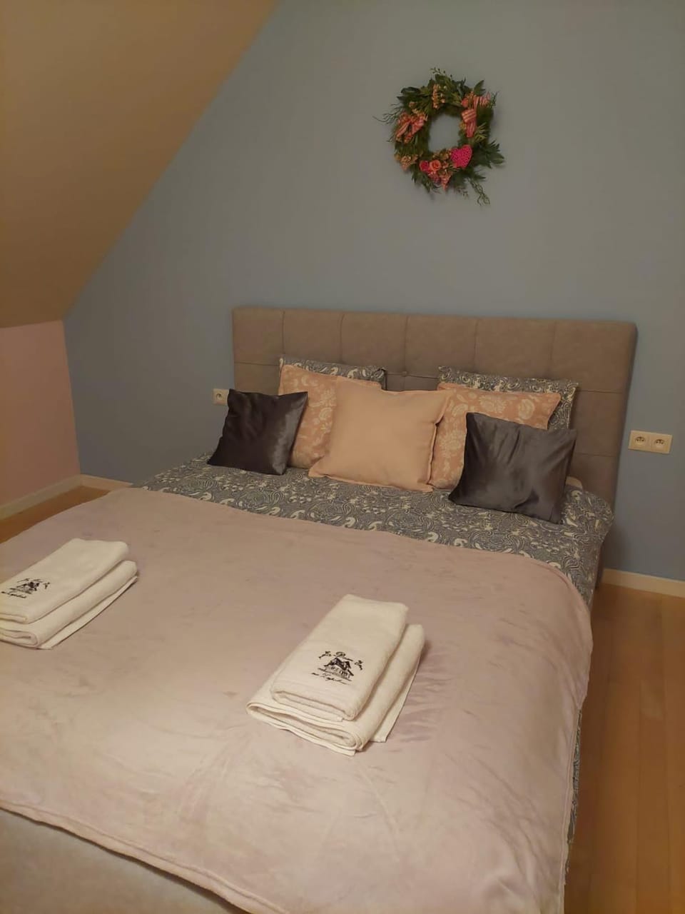 Bed, Bedroom, towels