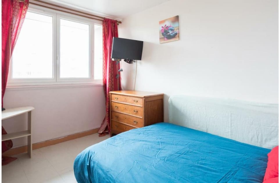 Double bedroom with shared kitchen & bathroom, Paris Apartment in Île-de-France