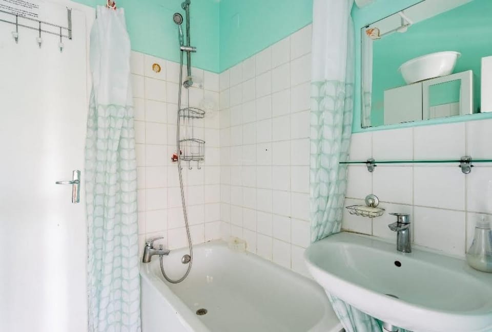 Double bedroom with shared kitchen & bathroom, Paris Apartment in Île-de-France