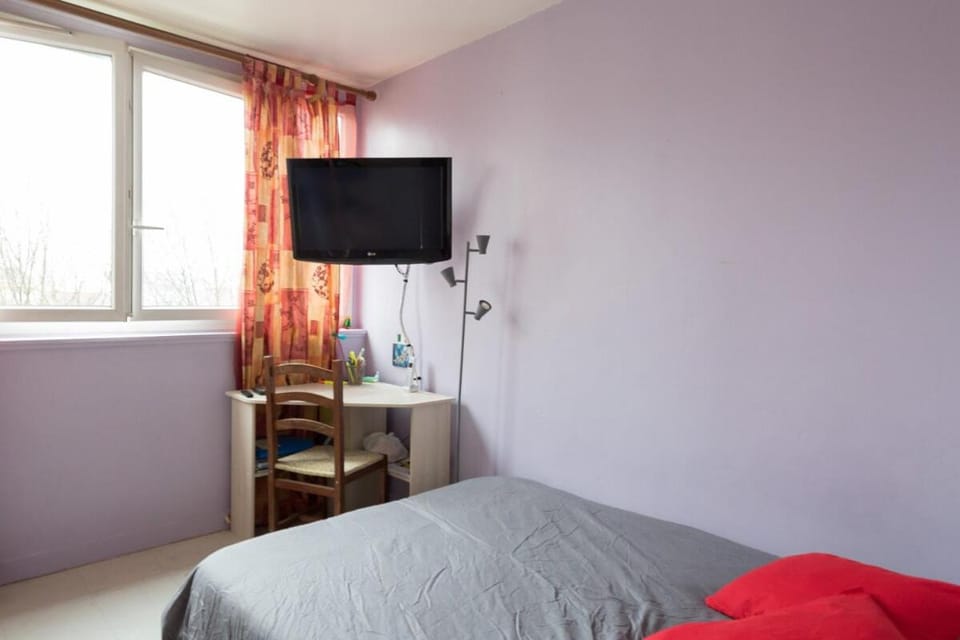 Bed, TV and multimedia, Photo of the whole room, Bedroom