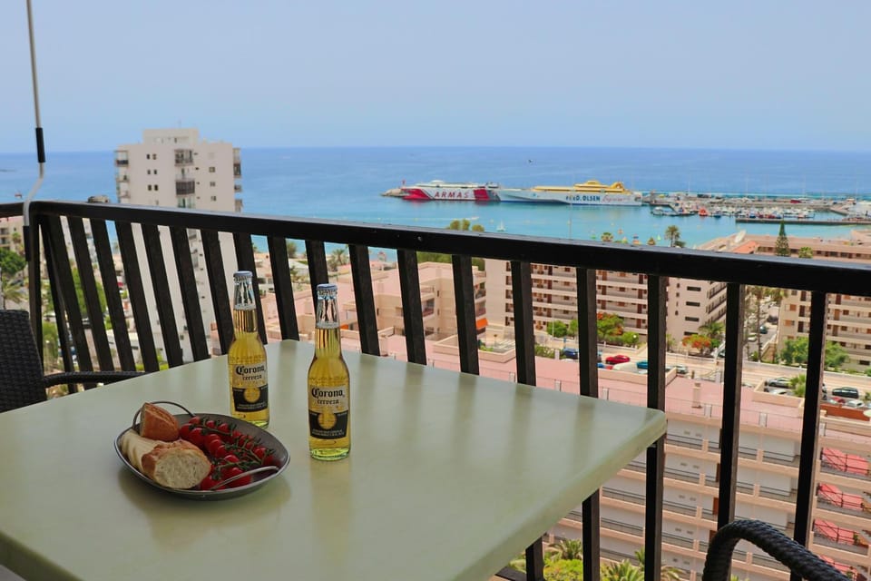 Natural landscape, View (from property/room), Balcony/Terrace, Dining area, Sea view