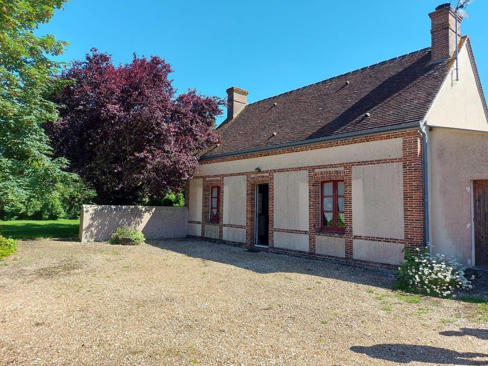 Charmante Maison Rénovée avec Jardin, BBQ et Loisirs à La Saucelle - FR-1-581-13 House in Centre-Val de Loire