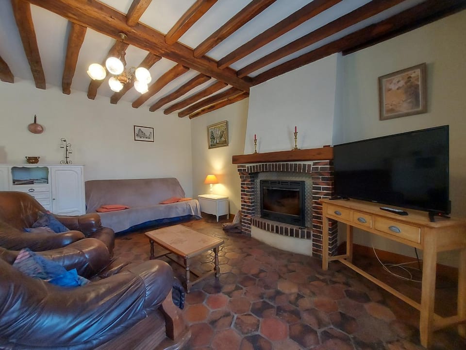 Charmante Maison Rénovée avec Jardin, BBQ et Loisirs à La Saucelle - FR-1-581-13 House in Centre-Val de Loire