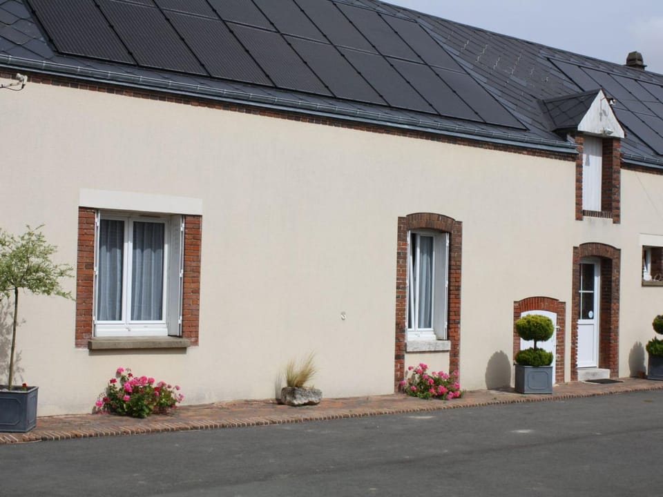 Gîte chaleureux avec jardin arboré, terrasse, salle de jeux et parking privé à Pré-Saint-Évroult. - FR-1-581-3 House in Centre-Val de Loire