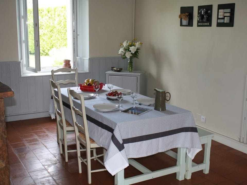Gîte chaleureux avec jardin arboré, terrasse, salle de jeux et parking privé à Pré-Saint-Évroult. - FR-1-581-3 House in Centre-Val de Loire