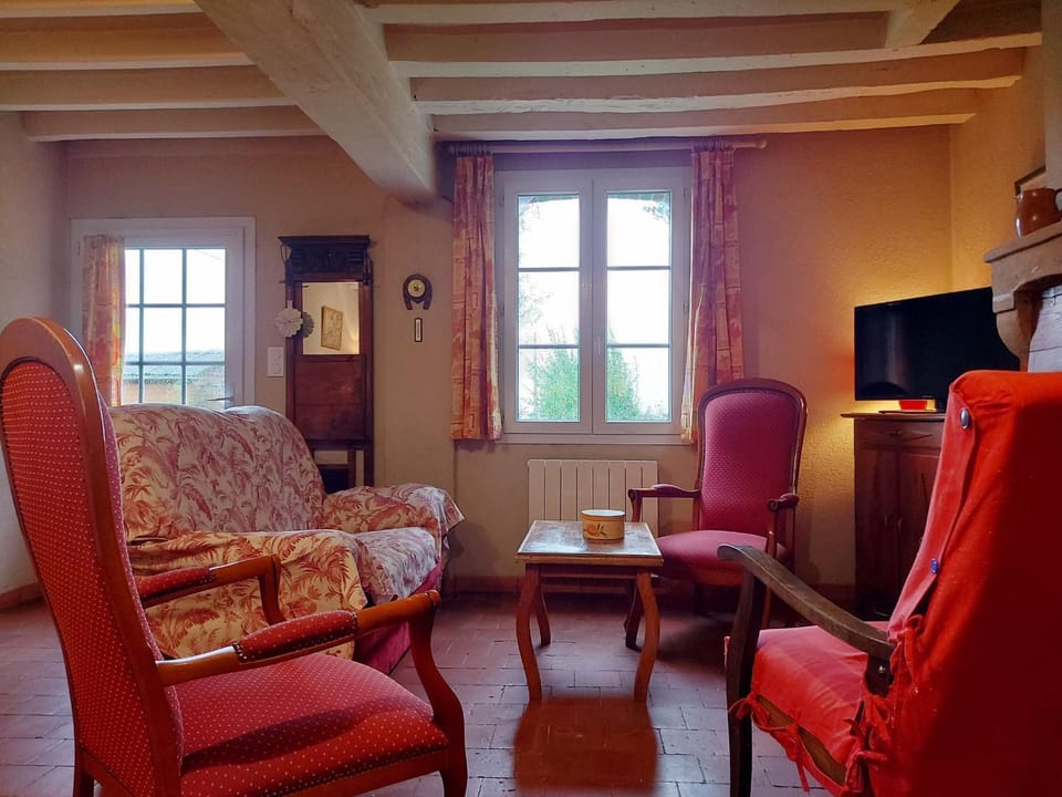 Maison Nature avec Salle de Jeux, Jardin Clos, et Wi-Fi à Dampierre-sous-Brou - FR-1-581-19 House in Centre-Val de Loire