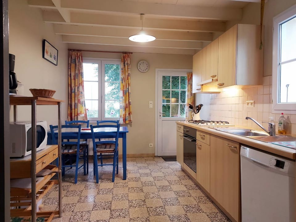 Maison Nature avec Salle de Jeux, Jardin Clos, et Wi-Fi à Dampierre-sous-Brou - FR-1-581-19 House in Centre-Val de Loire