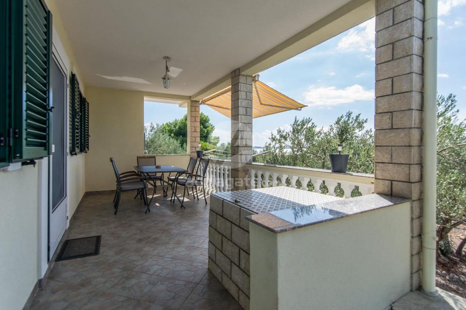 Property building, Balcony/Terrace, Seating area