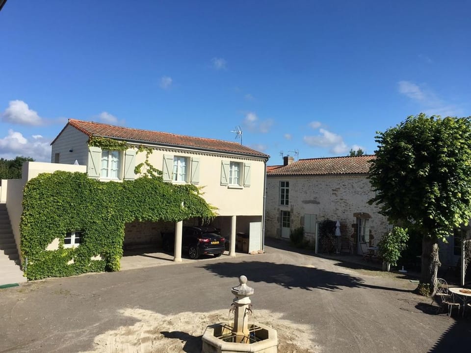 Gîte en plein bourg avec terrasse ensoleillée, vélos à disposition et parking – proche thalasso et plages - FR-1-426-290 House in Talmont-Saint-Hilaire