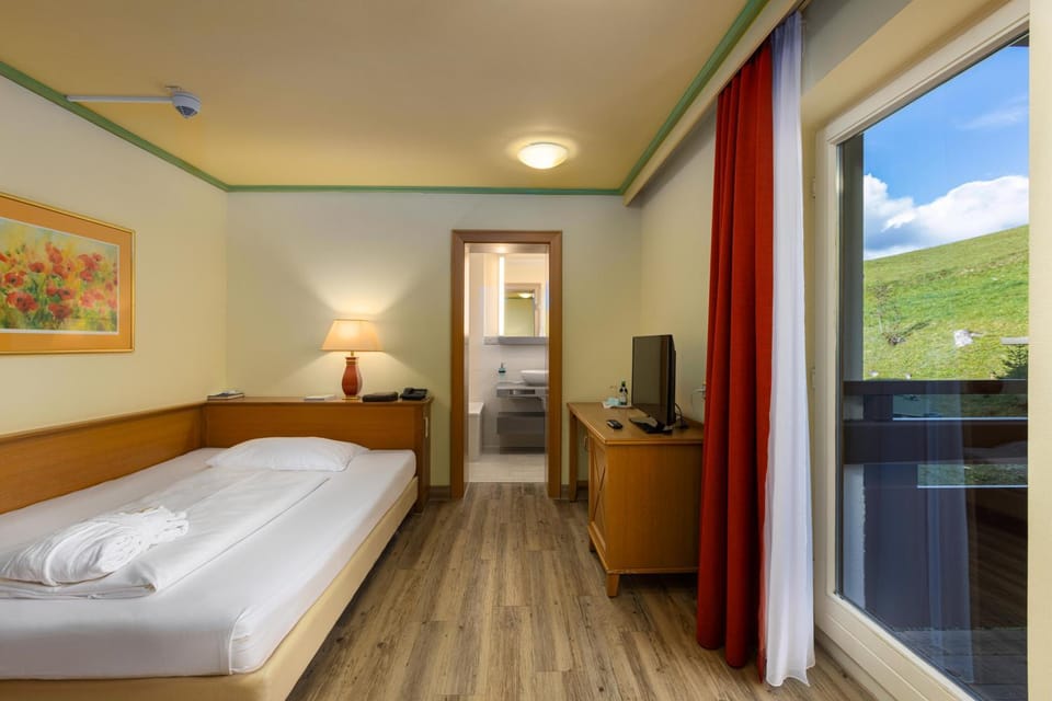 Bed, TV and multimedia, Photo of the whole room