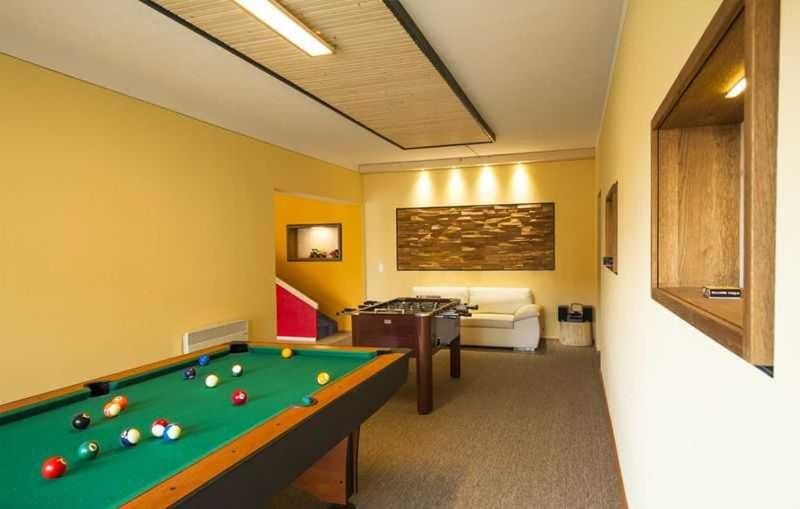 Billiard, Game Room