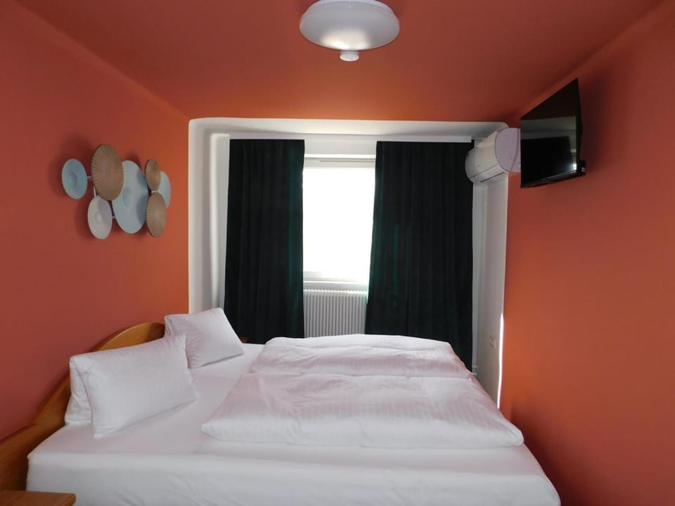 Bed, TV and multimedia, Bedroom