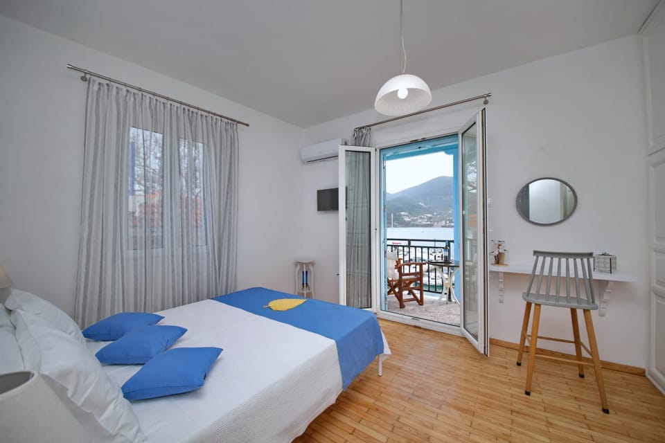 Bed, Natural landscape, Photo of the whole room, Bedroom, Mountain view, wardrobe, air conditioner