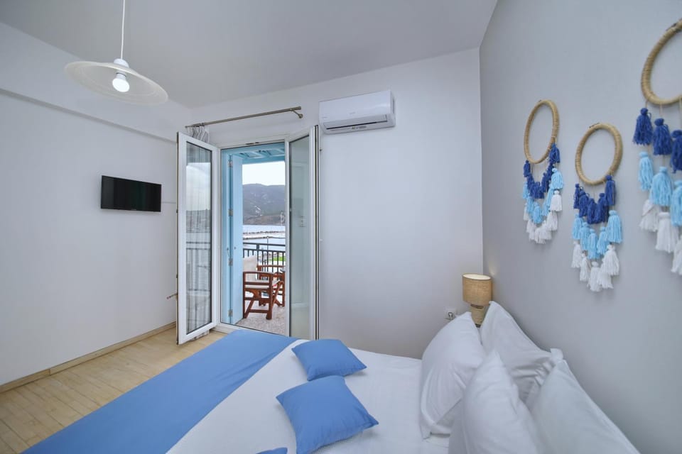 Bed, TV and multimedia, Photo of the whole room, Bedroom, towels, air conditioner
