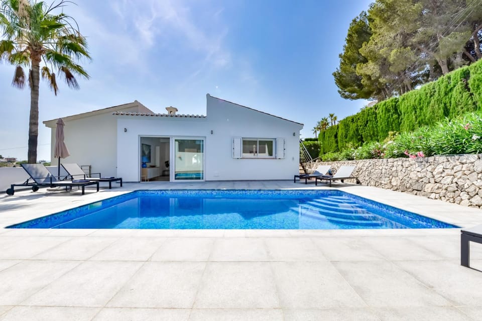 Property building, Swimming pool, sunbed