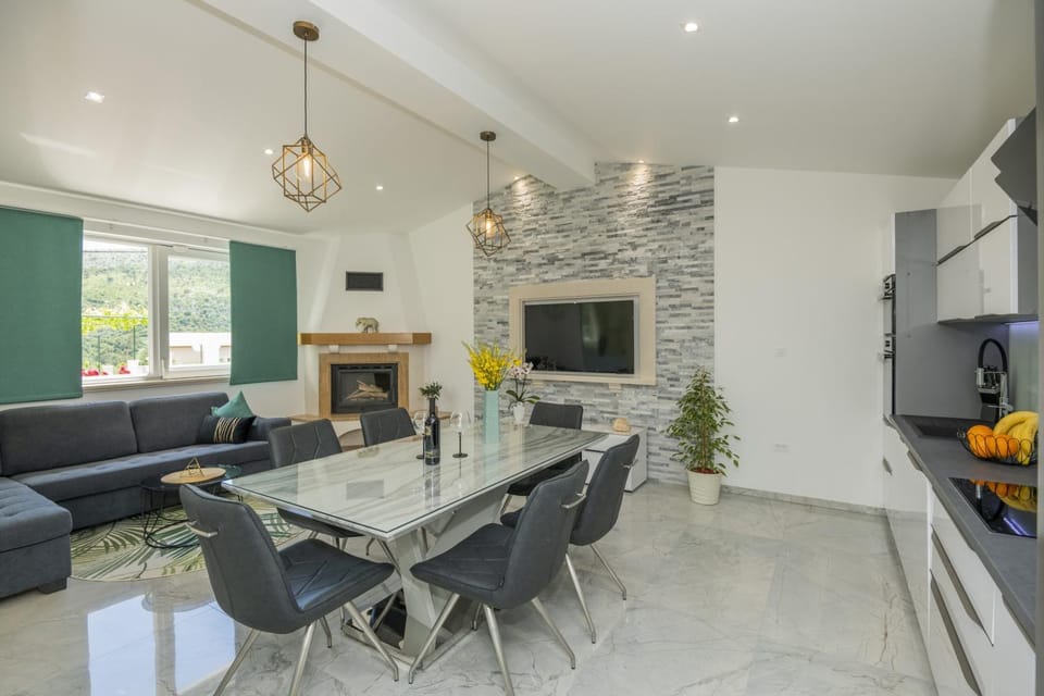 Kitchen or kitchenette, Living room
