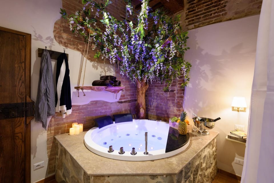Bed, Hot Tub, TV and multimedia, Photo of the whole room, Bedroom, Bath