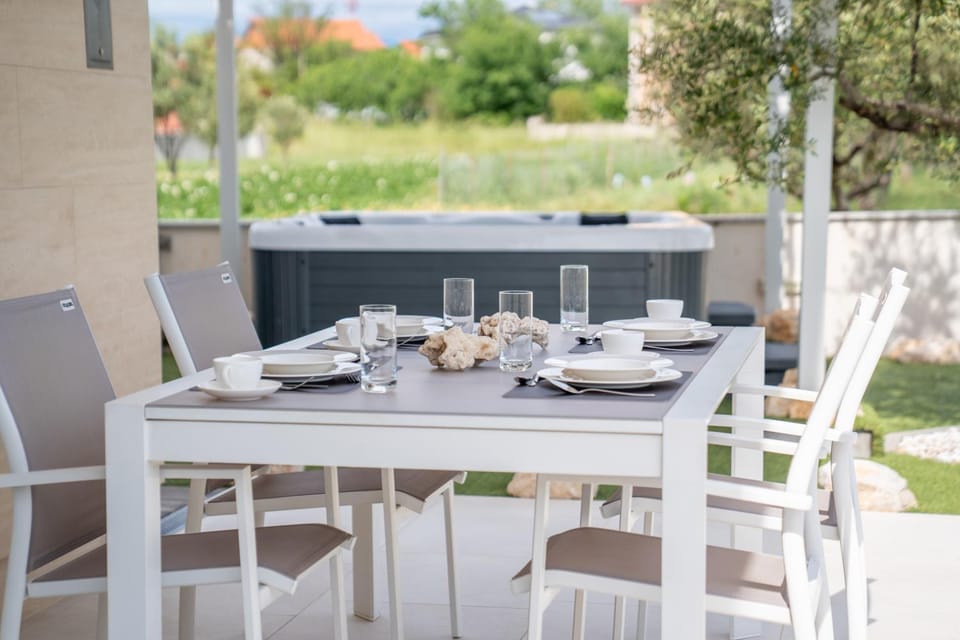 Garden, Dining area