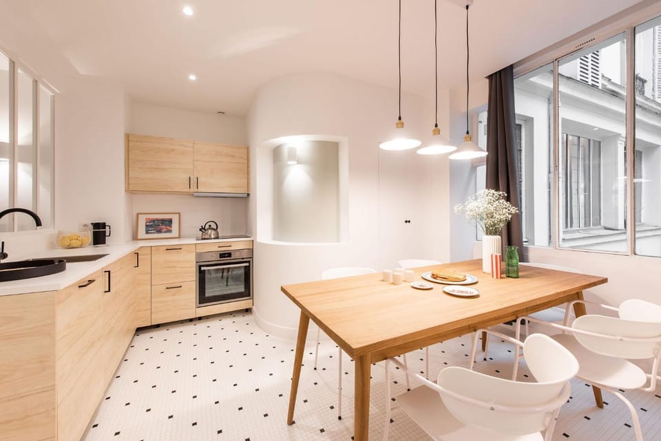 Kitchen or kitchenette, Dining area