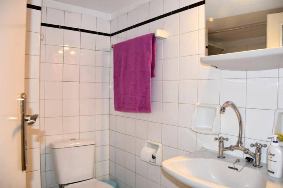 Colourful Apartment in AthensCity 1min from Subway Apartment in Athens